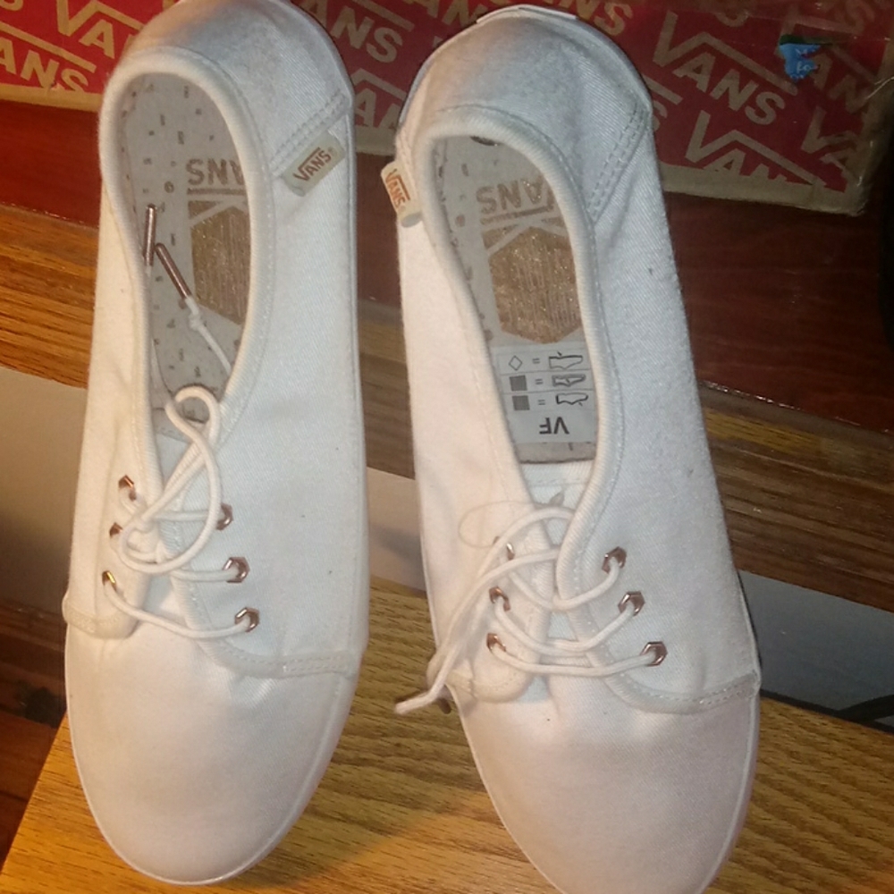 VANS BRAND NEW WITH BOX. SIZE 10 WOMENS.